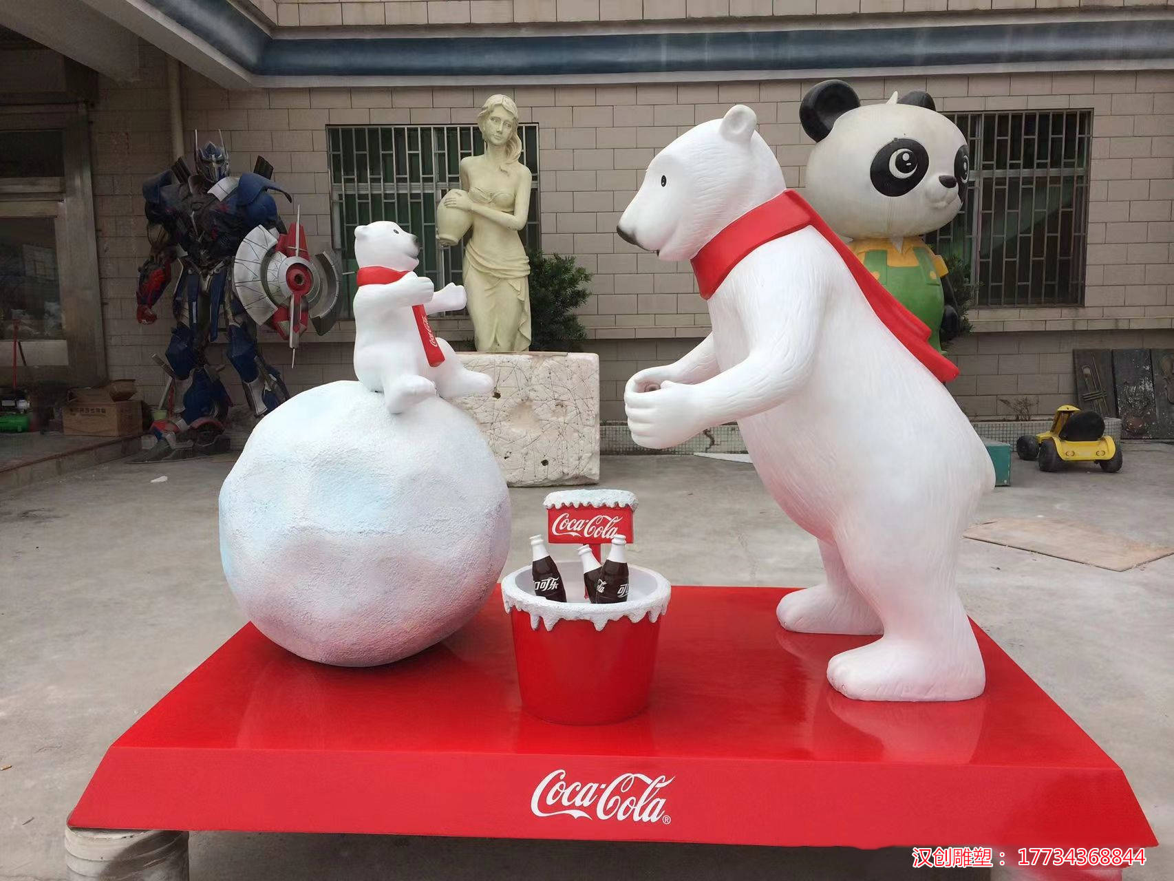 冰雪萌趣 玻璃鋼卡通北極熊雕塑點亮戶外廣場新活力